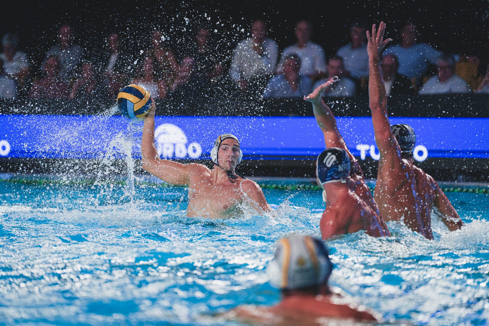 CHAMPIONS | Zodiac CNAB remonta y se impone a Novi Beograd para empezar (15-12)